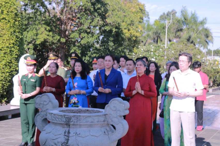 Đoàn đã đến dâng hương tưởng niệm Chủ tịch Hồ Chí Minh và các Anh hùng liệt sĩ tỉnh Bến Tre Thắp sáng những ước mơ, tri ân đồng bào và chiến sĩ miền Nam: Hành trình yêu thương tại Bến Tre