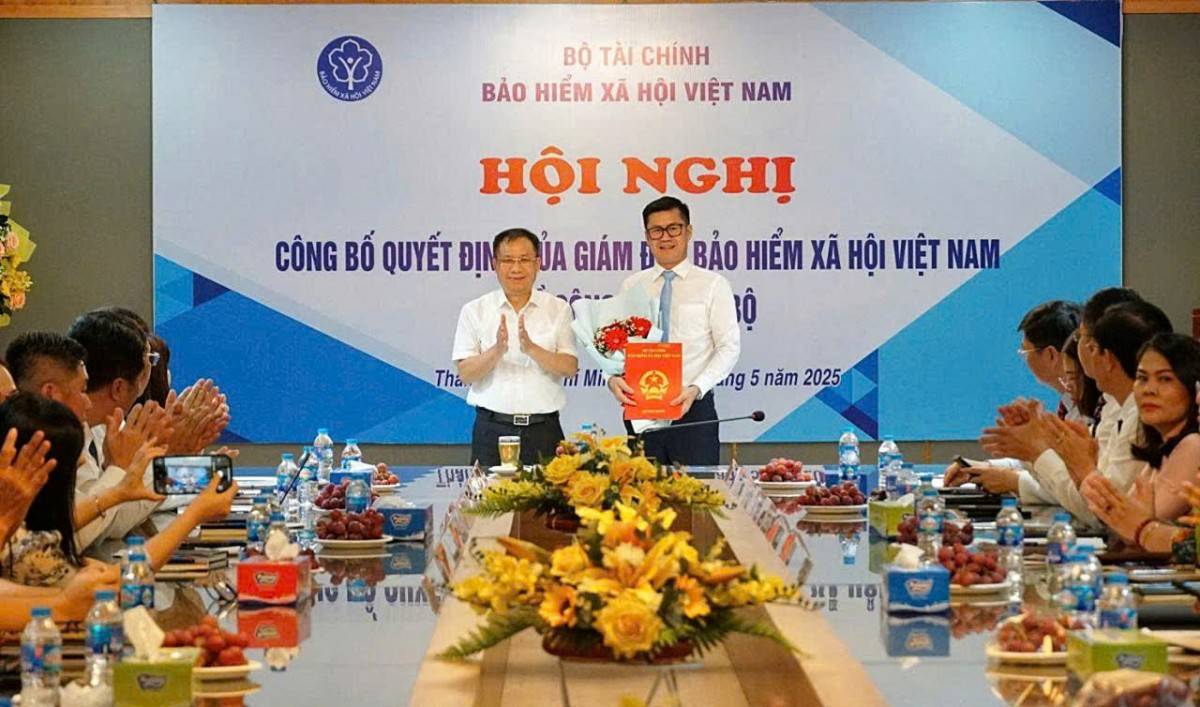 Giám đốc Bảo hiểm xã hội Việt Nam Lê Hùng Sơn trao Quyết định bổ nhiệm Giám đốc BHXH khu vực XXVII cho ông Lò Quân Hiệp 