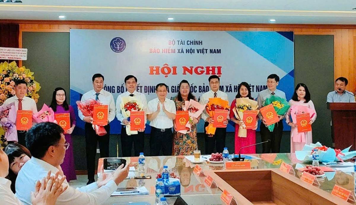 Các Phó Giám đốc BHXH khu vực XXVII nhận Quyết định.