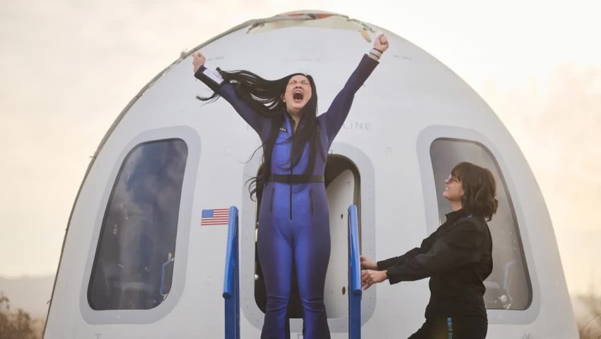 Amanda Nguyễn bước ra khỏi khoang tàu vũ trụ của mình.(Nguồn hình ảnh: Blue Origin) Amanda Nguyễn bước ra khỏi khoang tàu vũ trụ của mình.(Nguồn hình ảnh: Blue Origin)