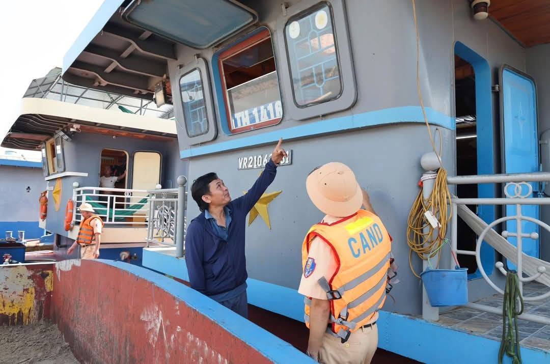 Phú Thọ: Ra quân tổng kiểm soát phương tiện hút, vận chuyển cát sỏi trên sông