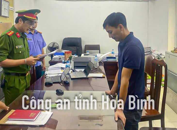 ơ quan điều tra thi hành lệnh khởi tố với Trần Văn Huân - Ảnh: Công an tỉnh Hòa Bình