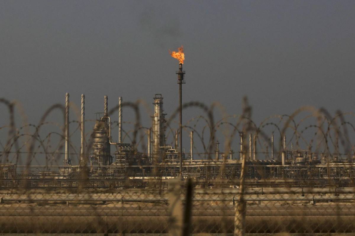 Giá dầu tăng khi OPEC+ nâng sản lượng giữa căng thẳng địa chính trị