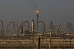 Giá dầu tăng khi OPEC+ nâng sản lượng giữa căng thẳng địa chính trị