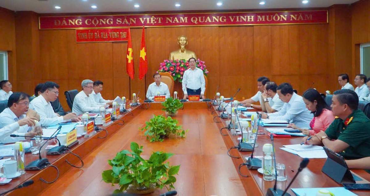 Ông Phạm Viết Thanh, Ủy viên Trung ương Đảng, Bí thư Tỉnh ủy, Chủ tịch HĐND tỉnh chủ trì cuộc họp