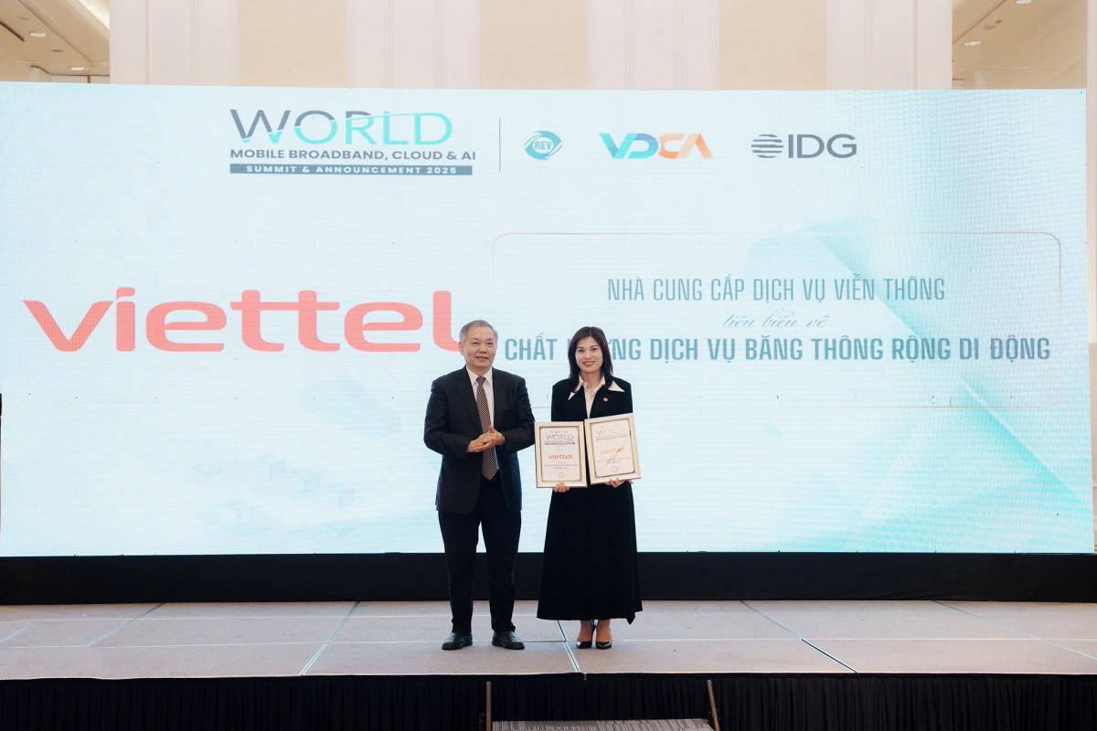 Bà Nguyễn Hà Thành, Phó Tổng Giám đốc  Tổng Công ty Viễn thông Viettel lên nhận giải thưởng