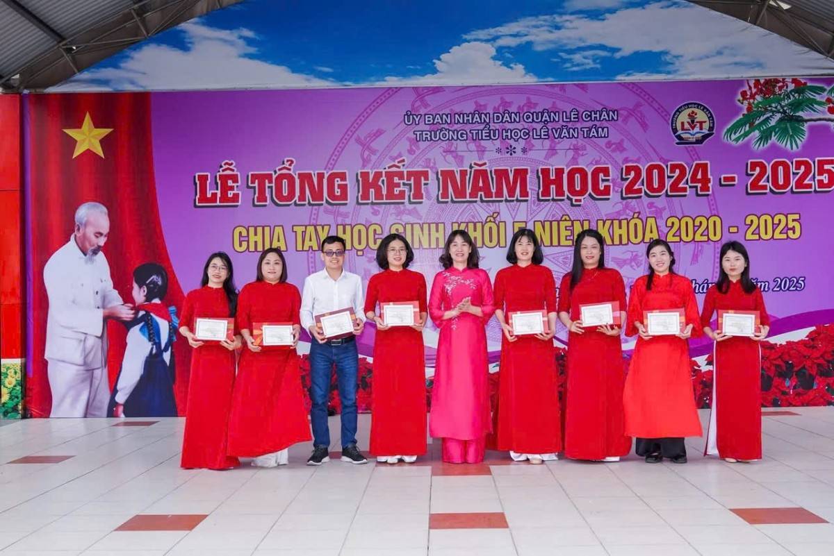 Nhấn vào ảnh để phóng to Năm học 2024 – 2025, Trường Tiểu học Lê Văn Tám ghi nhận 08 cô giáo đạt danh hiệu giáo viên dạy giỏi cấp quận, 11 cô giáo đạt danh hiệu giáo viên dạy giỏi cấp trường, cùng 14 đồng chí có thành tích tiêu biểu trong công tác bồi dưỡng học sinh giỏi