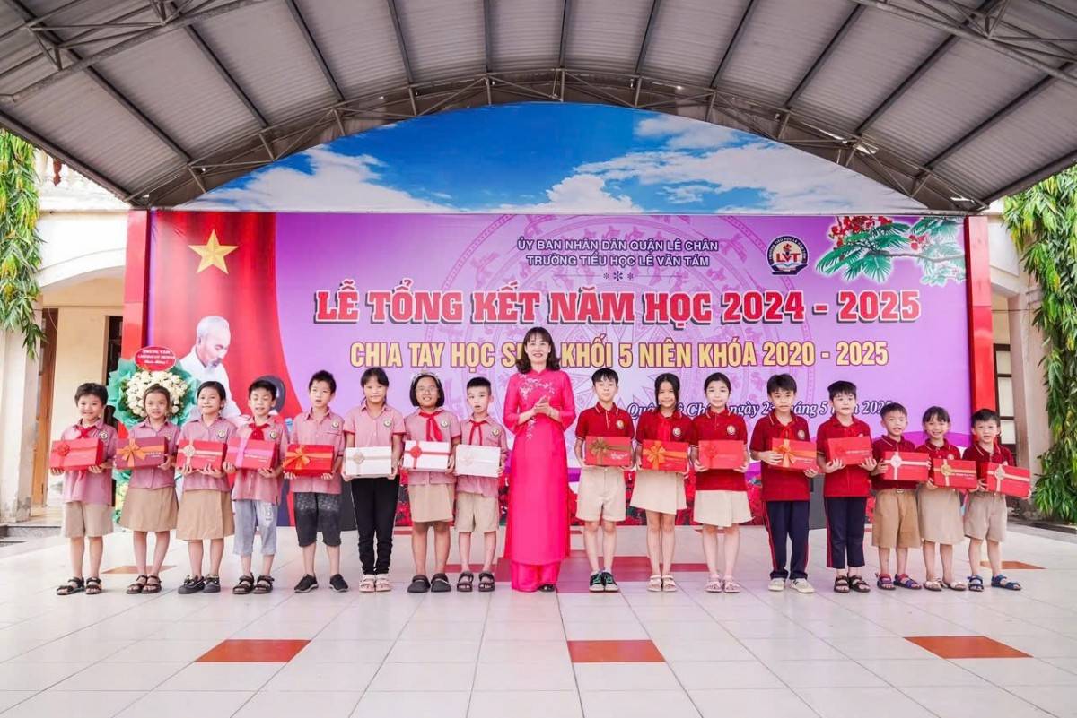 Nhấn vào ảnh để phóng to Thành tích của học sinh trong năm học này thực sự ấn tượng: có tới 24 giải cấp Quốc gia, 25 giải cấp Thành phố, 2 giải cấp Quận và 11 giải cấp Trường.