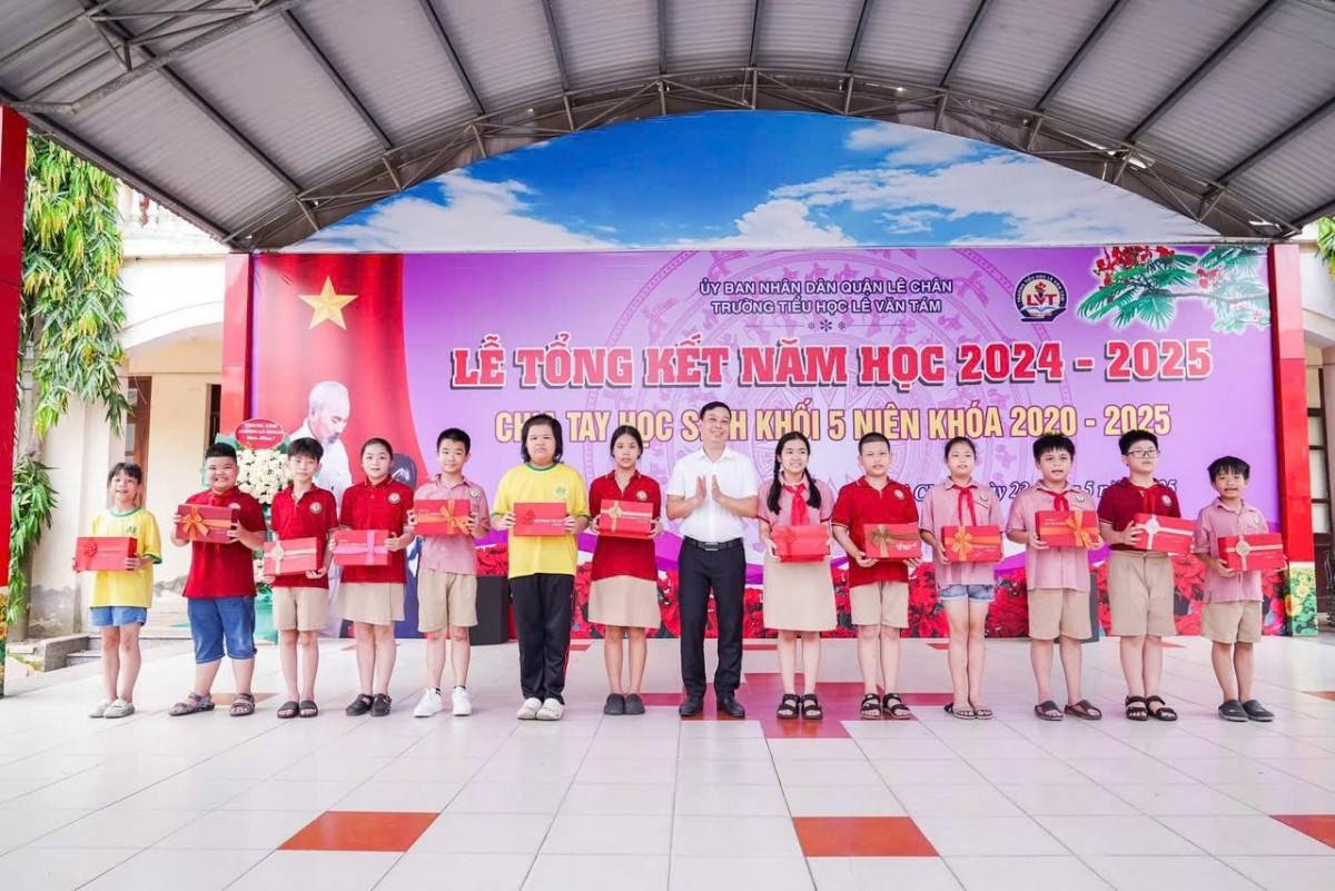 Nhấn vào ảnh để phóng to Thành tích của học sinh trong năm học này thực sự ấn tượng: có tới 24 giải cấp Quốc gia, 25 giải cấp Thành phố, 2 giải cấp Quận và 11 giải cấp Trường.