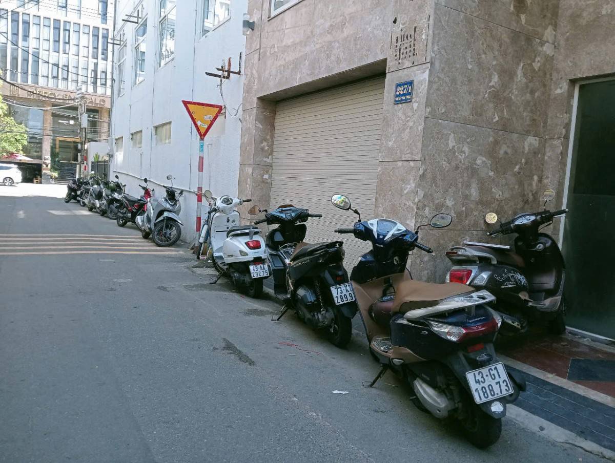 Người dân Đà Nẵng để xe ra đường nhưng không còn lo nghĩ về tình trạng mất xe.