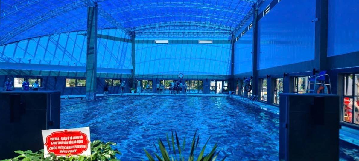 Điểm khác biệt nổi bật của Toàn Việt Pool đến từ công nghệ xử lý nước bằng điện phân muối hiện đại, nhập khẩu trực tiếp từ Pháp. Nhờ đó, bể bơi hoàn toàn không sử dụng các hóa chất như Clo, HCl hay H₂SO₄ – vốn gây mùi khó chịu, cay mắt hay kích ứng da.