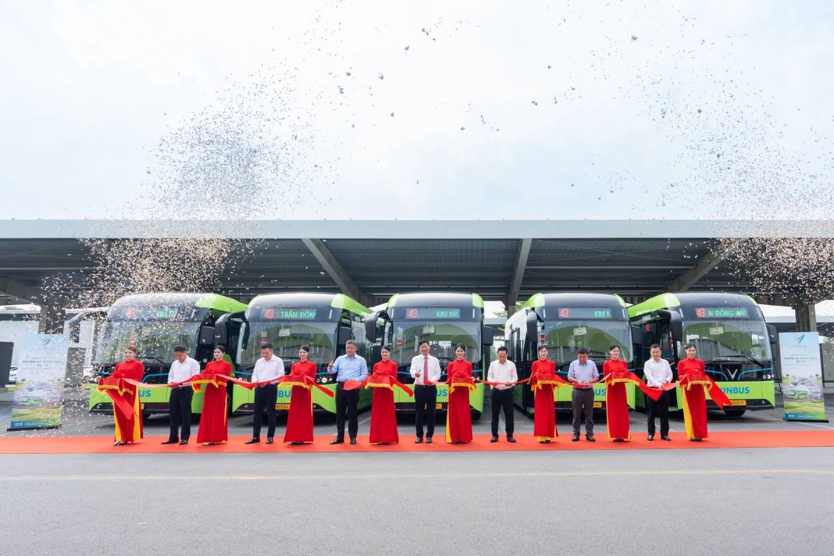 VINBUS KHAI TRƯƠNG TUYẾN BUÝT ĐIỆN 43 - KẾT NỐI NỘI THÀNH VỚI ĐÔNG ANH