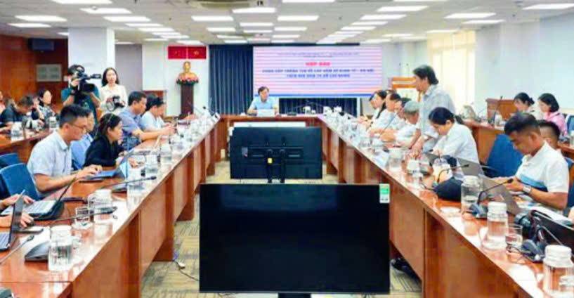 Đại diện Công an TP. Hồ Chí Minh trả lời câu hỏi của Báo chí