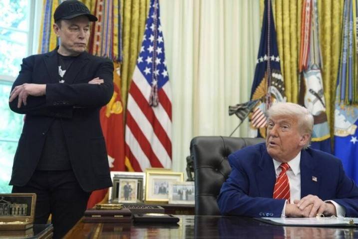 Khẩu chiến với ông Donald Trump, Elon Musk thổi bay tương lai Tesla, SpaceX và Starlink?