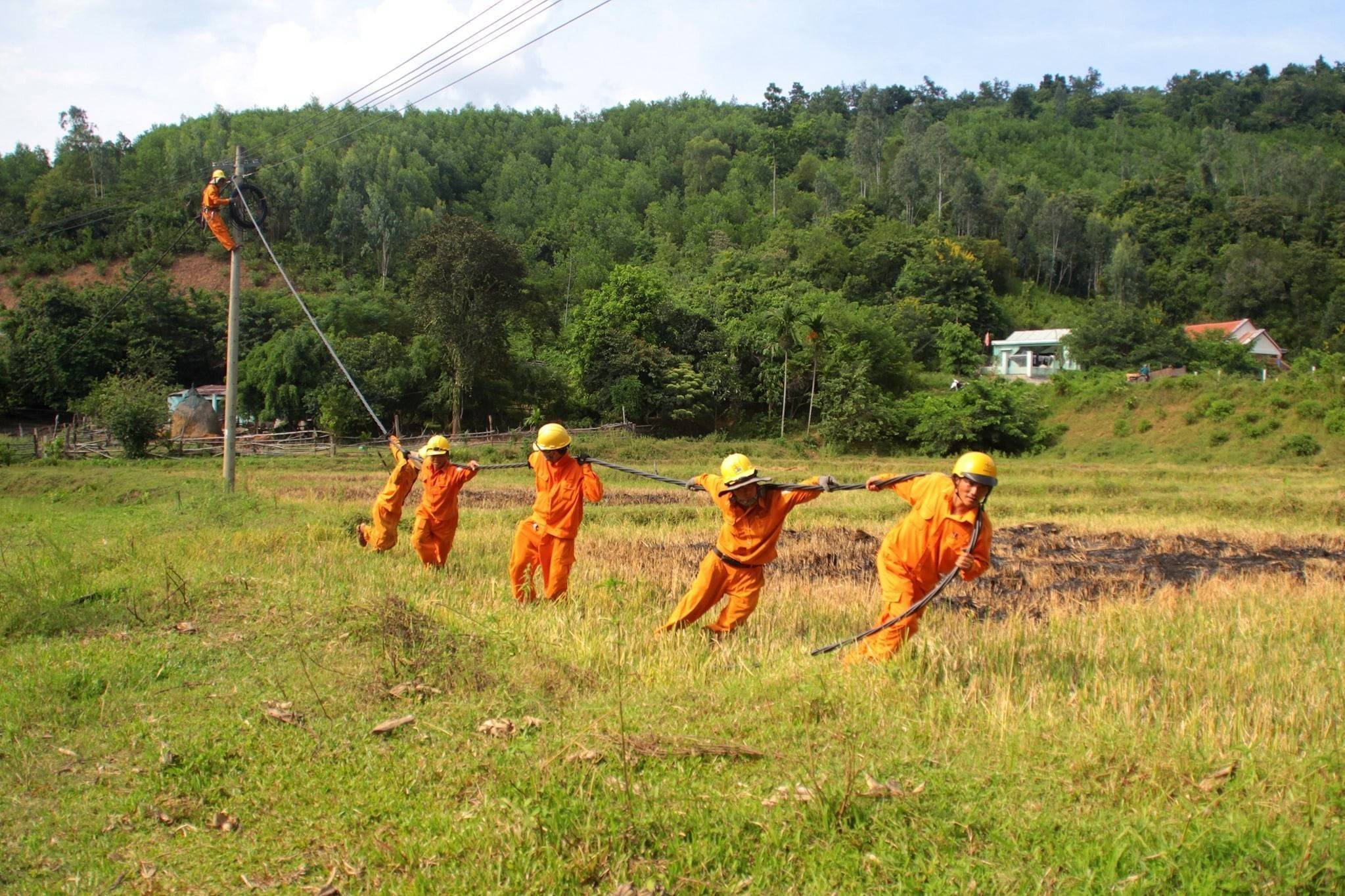Điện lực Yên Bái rà soát lưới điện cao thế ứng phó nắng nóng cực đoan