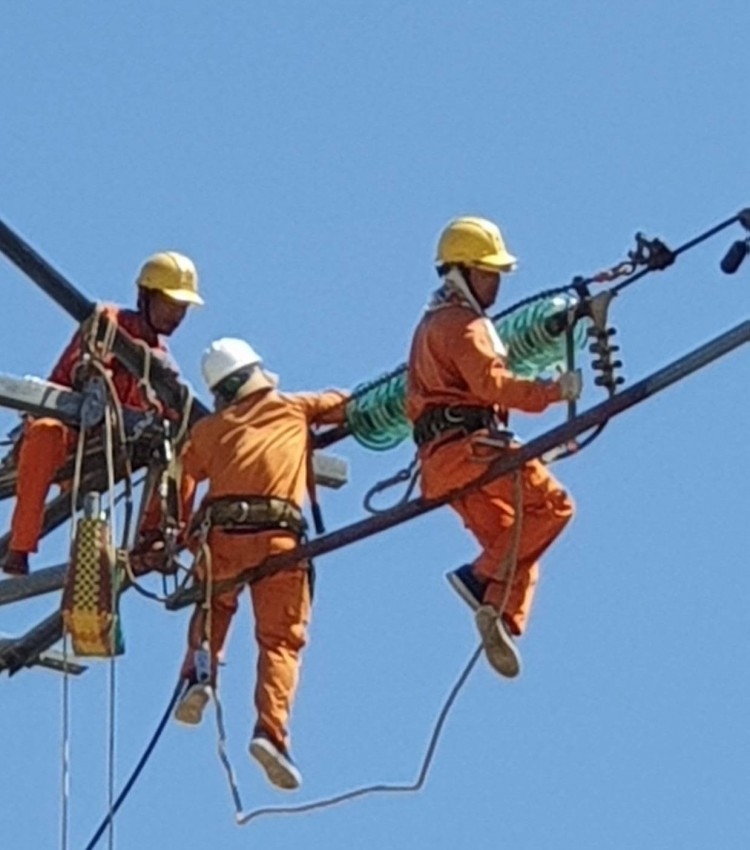 Thay sứ cách điện bị vỡ trên đường dây 110 kV do Xí nghiệp quản lý vận hành Thay sứ cách điện bị vỡ trên đường dây 110 kV do Xí nghiệp quản lý vận hành