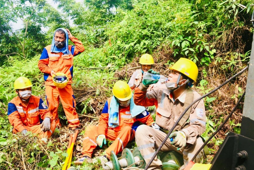 Điện lực Yên Bái rà soát lưới điện cao thế ứng phó nắng nóng cực đoan Điện lực Yên Bái rà soát lưới điện cao thế ứng phó nắng nóng cực đoan