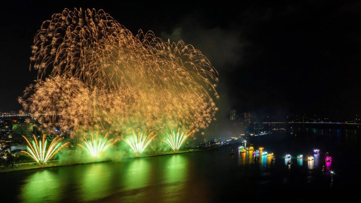 Đêm thứ hai DIFF 2025: Việt Nam và Ba Lan đốt cháy bầu trời sông Hàn, hàng vạn khán giả vỡ òa cảm xúc