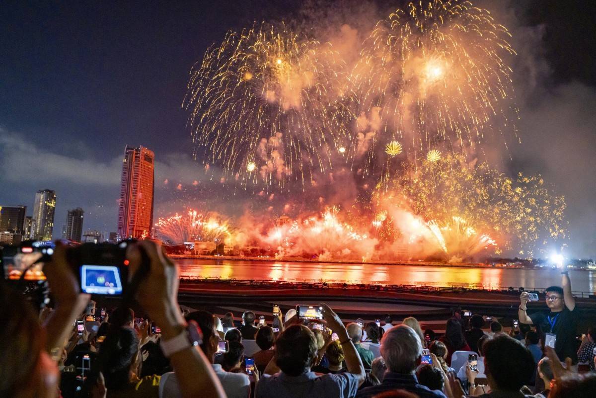 Đêm thứ hai DIFF 2025: Việt Nam và Ba Lan đốt cháy bầu trời sông Hàn, hàng vạn khán giả vỡ òa cảm xúc