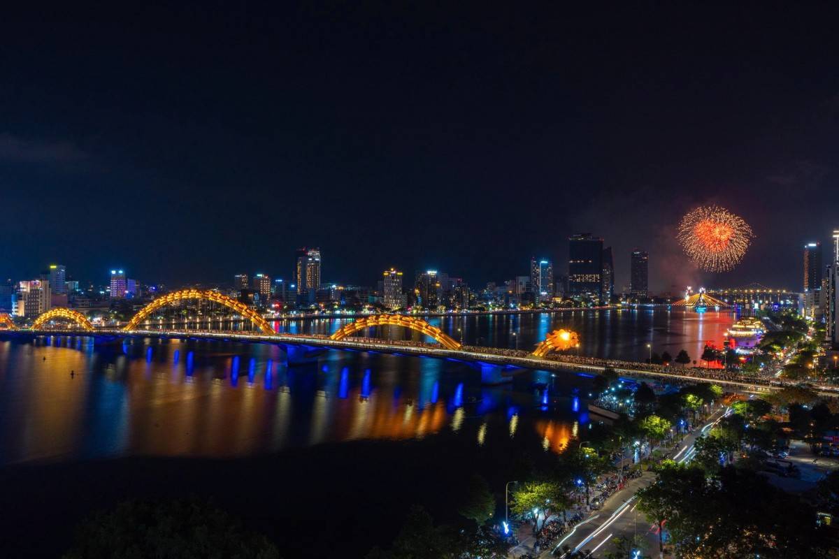 Đêm thứ hai DIFF 2025: Việt Nam và Ba Lan đốt cháy bầu trời sông Hàn, hàng vạn khán giả vỡ òa cảm xúc