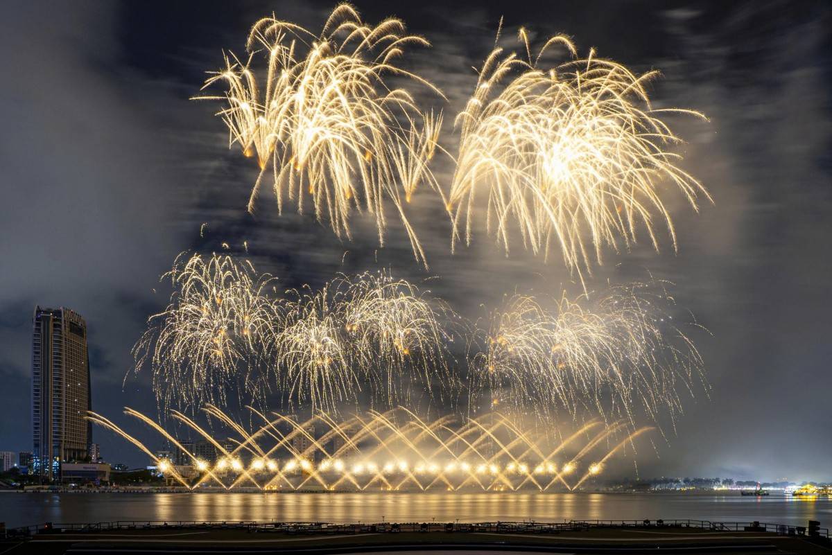 Đêm thứ hai DIFF 2025: Việt Nam và Ba Lan đốt cháy bầu trời sông Hàn, hàng vạn khán giả vỡ òa cảm xúc