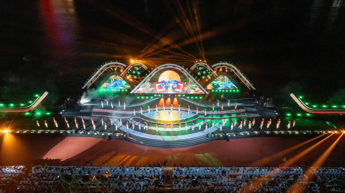 Đêm thứ hai DIFF 2025: Việt Nam và Ba Lan đốt cháy bầu trời sông Hàn, hàng vạn khán giả vỡ òa cảm xúc