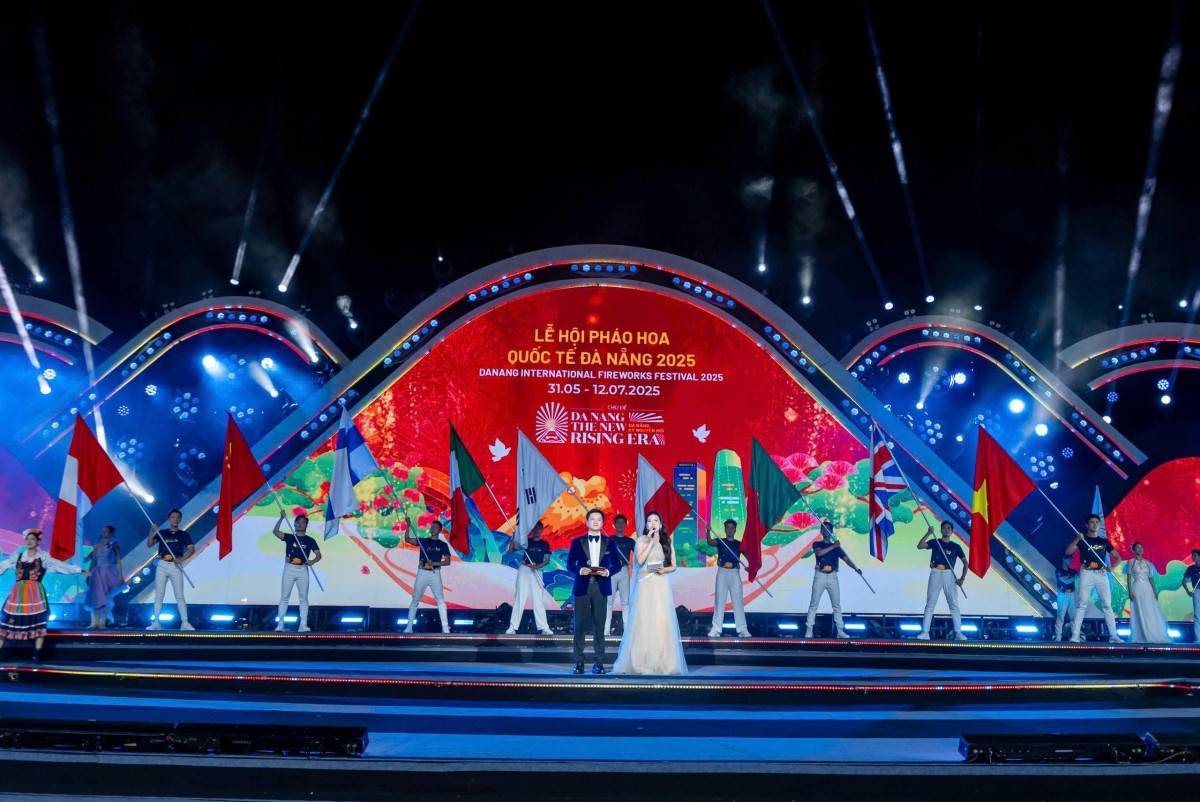 Đêm thứ hai DIFF 2025: Việt Nam và Ba Lan đốt cháy bầu trời sông Hàn, hàng vạn khán giả vỡ òa cảm xúc