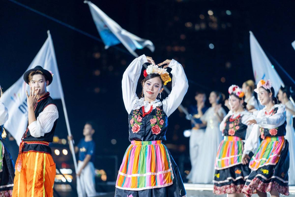 Đêm thứ hai DIFF 2025: Việt Nam và Ba Lan đốt cháy bầu trời sông Hàn, hàng vạn khán giả vỡ òa cảm xúc