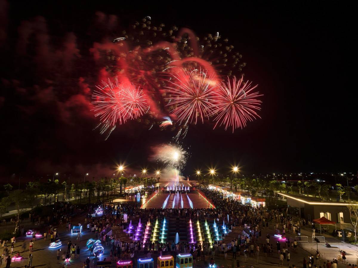 Pháo hoa rực rỡ mỗi cuối tuần tại đại lộ lễ hội, điểm hẹn mới cho người dân và du khách Hà Nam. (Ảnh: Ánh Dương) Pháo hoa rực rỡ mỗi cuối tuần tại đại lộ lễ hội, điểm hẹn mới cho người dân và du khách Hà Nam. (Ảnh: Ánh Dương)