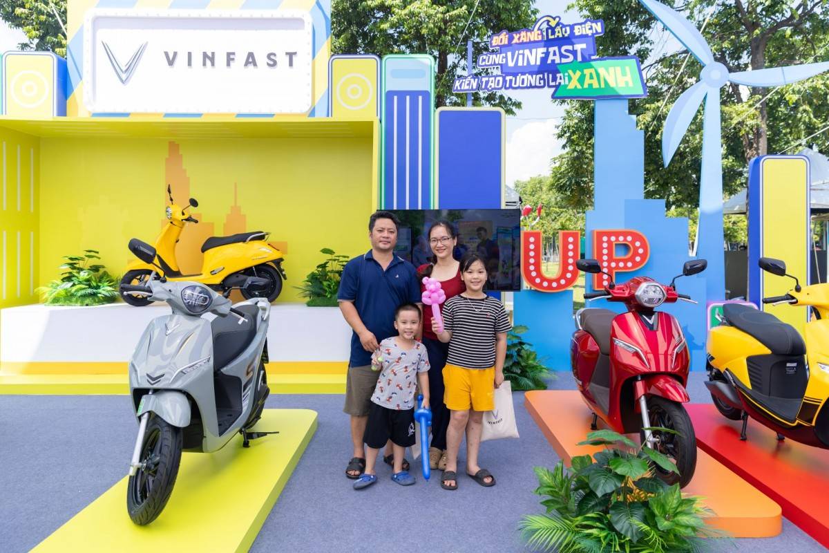 Các mẫu xe máy VinFast thu hút sự chú ý của khách hàng nhiều lứa tuổi ở Hải Phòng, Đà Nẵng.