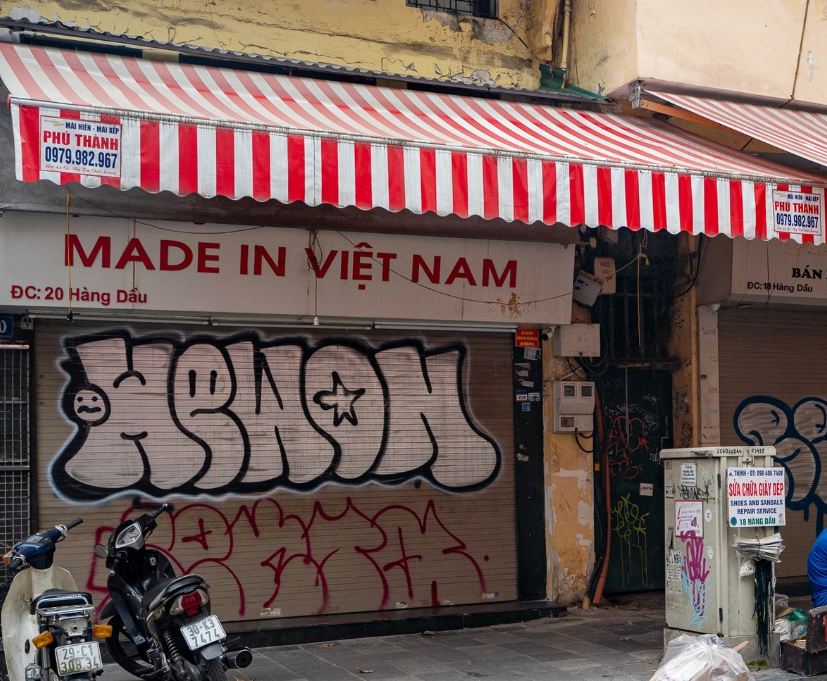 Nhiều cửa hàng ở Phố Hàng Dầu (Hà Nội) đóng cửa khiến du khách bàng hoàng