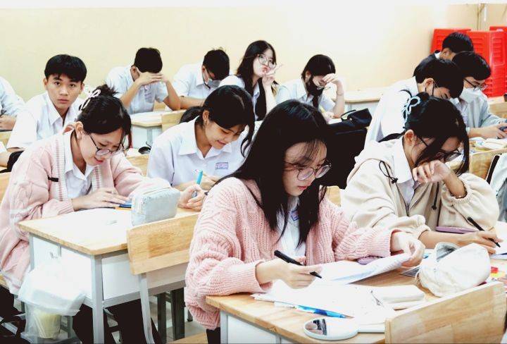 Chưa đến năm học mới nhưng phụ huynh đã lo vì chi phí học hành tăng