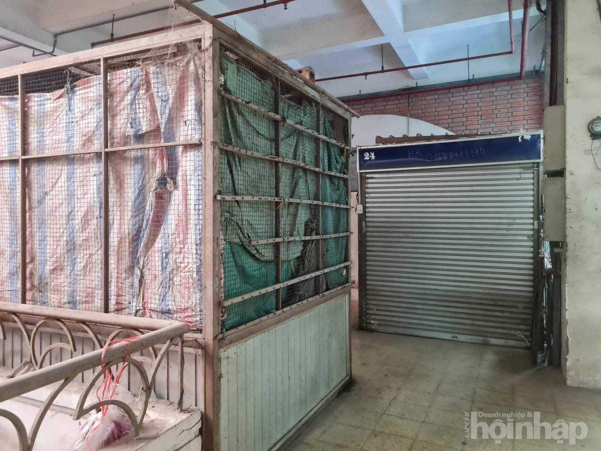 Vì sao các khu chợ truyền thống ở Hà Nội vắng bóng tiểu thương?