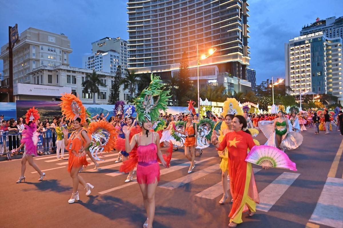 Hấp dẫn sôi động chương trình diễu hành Carnival bùng nổ sắc màu vũ điệu của biển.