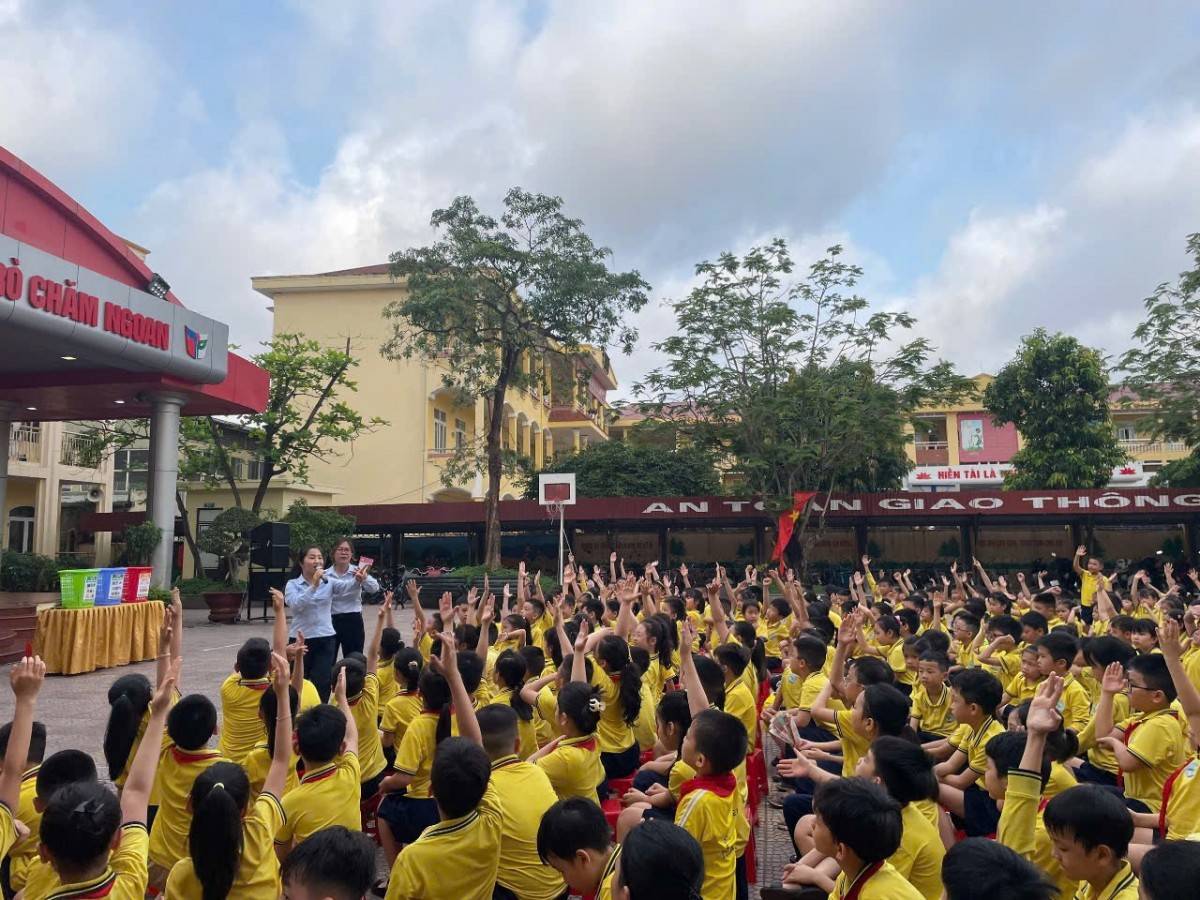 Tại mỗi chương trình, cán bộ Công ty đã giới thiệu, truyền đạt cho các em về mục đích, ý nghĩa của việc thực hiện phân loại rác tại nguồn, giúp các em nhận biết các nhóm rác 