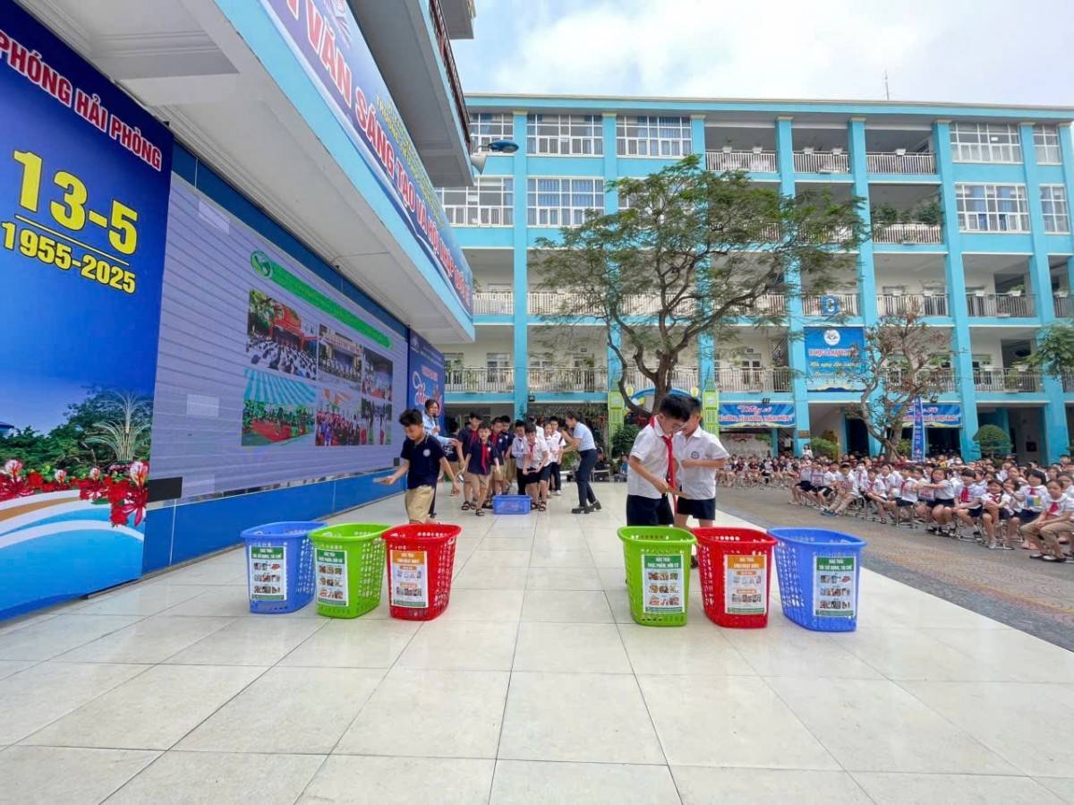 Tại mỗi chương trình, cán bộ Công ty đã giới thiệu, truyền đạt cho các em về mục đích, ý nghĩa của việc thực hiện phân loại rác tại nguồn, giúp các em nhận biết các nhóm rác 