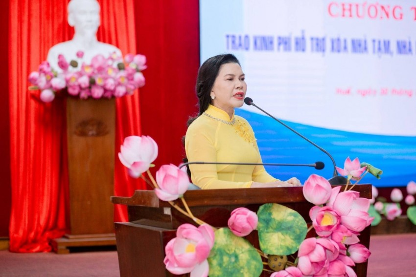 Chủ tịch Kim Oanh Group – Bà Đặng Thị Kim Oanh phát biểu tại buổi lễ trao tặng