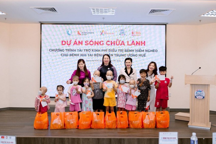 Lãnh đạo Tập đoàn Kim Oanh trao quà cho các bé nhân dịp Quốc tế Thiếu nhi 1-6