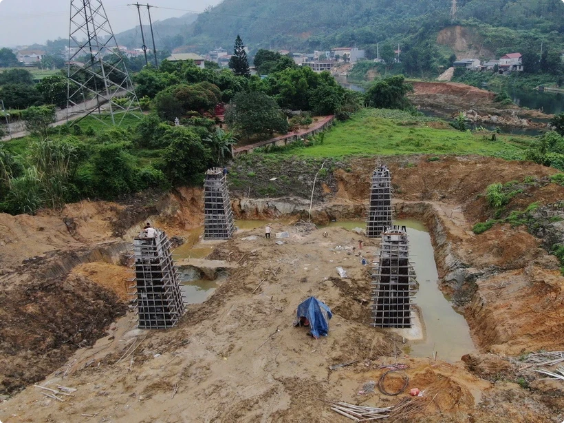 Công nhân khẩn trương hoàn thiện những phần việc cuối chuẩn bị cho việc đổ bê tông hố cột VT260 (Ảnh: Tuấn Anh/TTXVN) Công nhân khẩn trương hoàn thiện những phần việc cuối chuẩn bị cho việc đổ bê tông hố cột VT260 (Ảnh: Tuấn Anh/TTXVN)