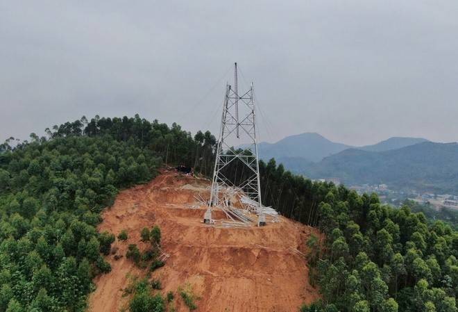 Vị trí cột VT258, tại xã Vĩnh Kiên, huyện Yên Bình đang được công nhân dựng cột Vị trí cột VT258, tại xã Vĩnh Kiên, huyện Yên Bình đang được công nhân dựng cột