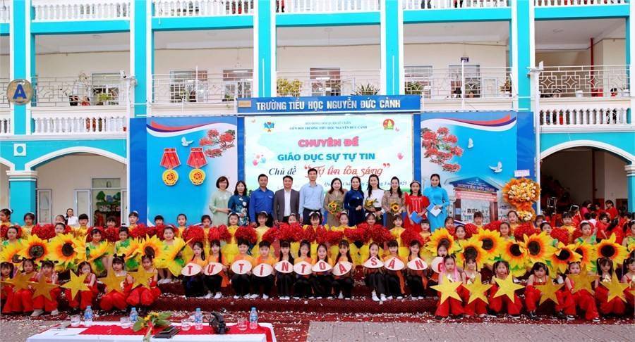 Liên đội Tiểu học Nguyễn Đức Cảnh tổ chức Chuyên đề Đội cấp Quận: “Giáo dục sự tự tin - Chủ đề “Tự tin tỏa sáng”. Liên đội Tiểu học Nguyễn Đức Cảnh tổ chức Chuyên đề Đội cấp Quận: “Giáo dục sự tự tin - Chủ đề “Tự tin tỏa sáng”.