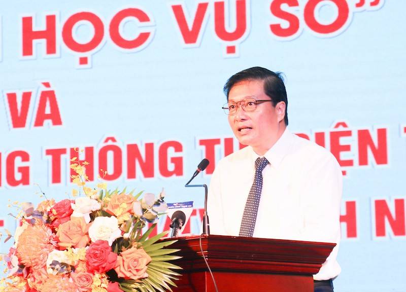 Phát biểu tại Lễ phát động Phong trào “Bình dân học vụ số”, Chủ tịch UBND tỉnh Nghệ An Lê Hồng Vinh kêu gọi cùng chung sức hành động với tinh thần “Tư duy đột phá – Hành động quyết liệt – Hợp lực toàn dân – Dẫn đầu đổi mới”.  