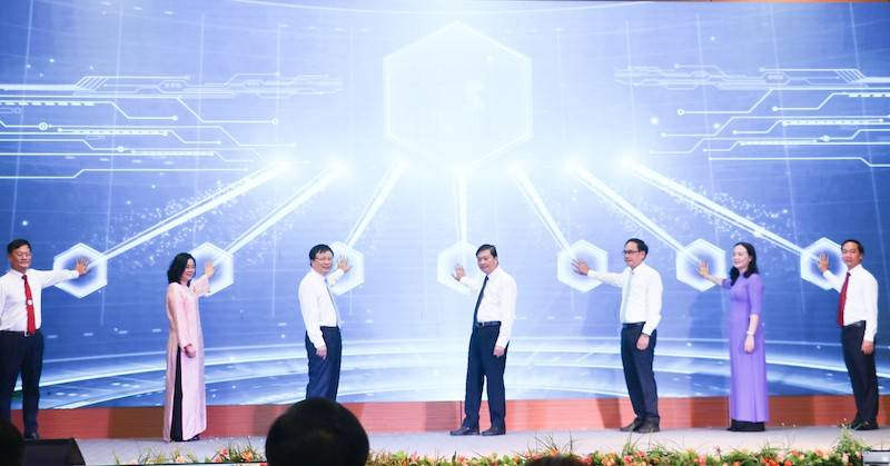 Chủ tịch UBND tỉnh Nghệ An Lê Hồng Hồng Vinh cùng các đại biểu ấn nút phát động Phong trào “Bình dân học vụ số” và Khai trương Cổng Thông tin điện tử thực hiện Nghị quyết số 57-NQ/TW tỉnh Nghệ An