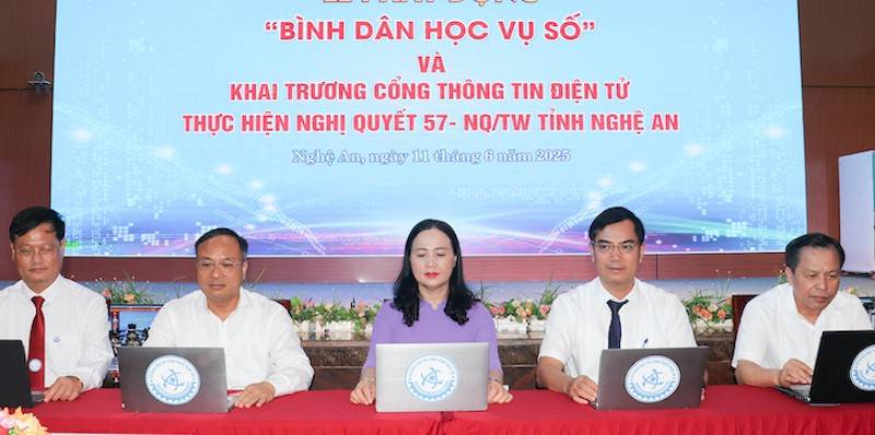 Tại Hội nghị quán triệt, triển khai các kế hoạch của Tỉnh ủy, UBND tỉnh về thực hiện Nghị quyết số 57-NQ/TW diễn ra vào hôm nay (11/6), UBND tỉnh Nghệ An đã tổ chức Lễ phát động phong trào “Bình dân học vụ số” và khai trương Cổng Thông tin điện tử thực hiện Nghị quyết số 57-NQ/TW... 