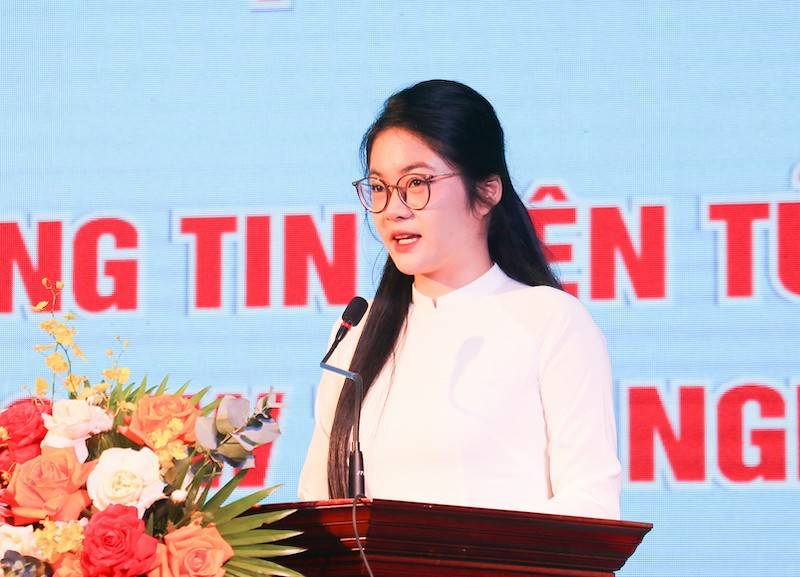 Đại diện sinh viên Đại học Nghệ An phát biểu hưởng ứng Phong trào “Bình dân học vụ số” tại hội nghị