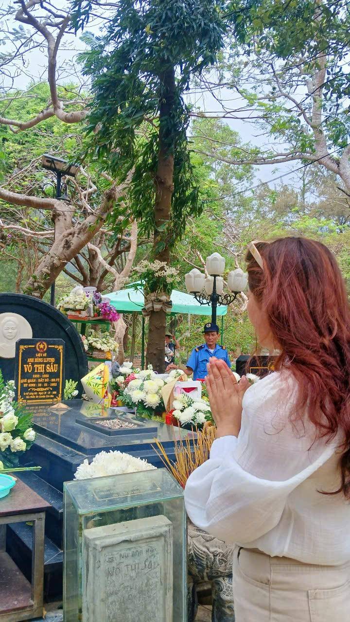 Rất đông du khách từ mọi miền Tổ quốc tới thăm viếng và thắp nhang Mộ cô Võ Thị Sáu dù ngày hay đêm. Ảnh- Bích Liên Rất đông du khách từ mọi miền Tổ quốc tới thăm viếng và thắp nhang Mộ cô Võ Thị Sáu dù ngày hay đêm. Ảnh- Bích Liên