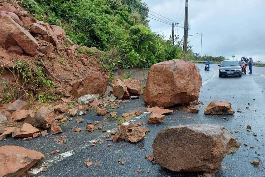 Sơn Trà - Đà Nẵng: Hàng loạt điểm sạt lở, đất đá tràn xuống đường, tạm dừng đón khách tại nhiều khu vực