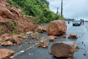 Sơn Trà - Đà Nẵng: Hàng loạt điểm sạt lở, đất đá tràn xuống đường, tạm dừng đón khách tại nhiều khu vực