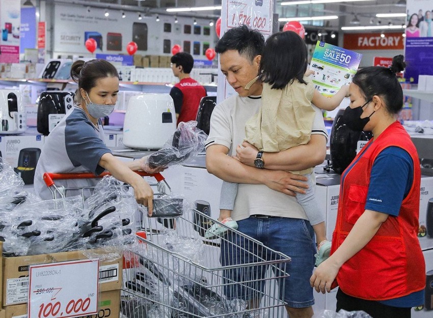 Nhiều gia đình lựa chọn đồ gia dụng tại