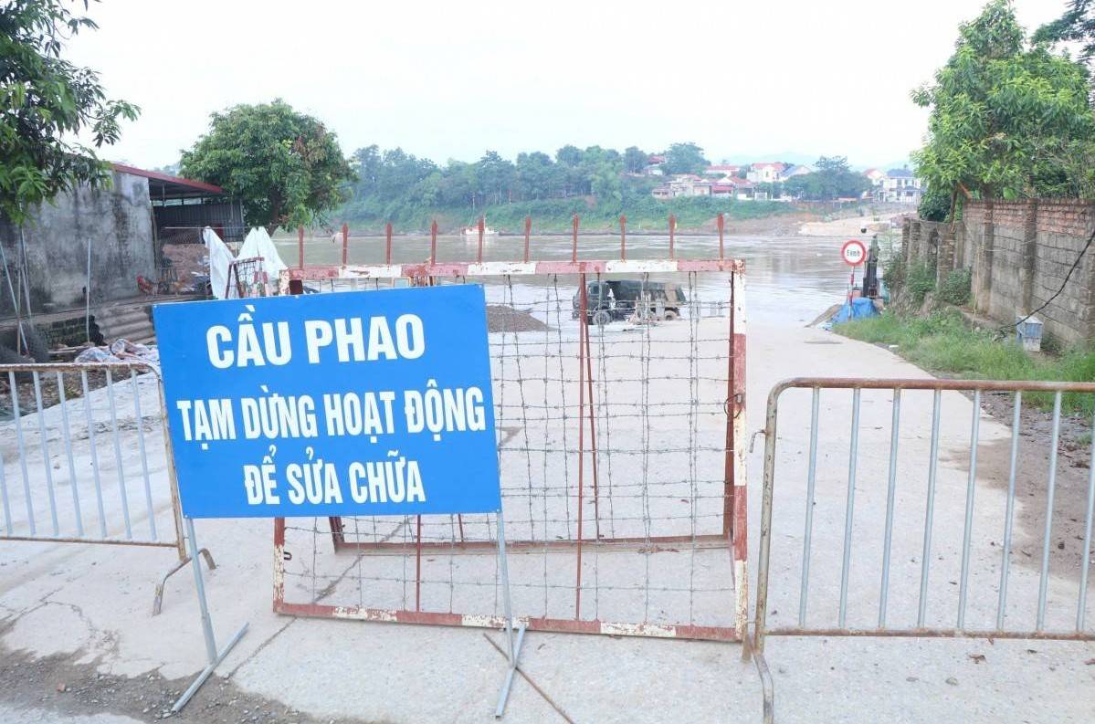 Lưu tốc sông Hồng cao, cầu phao Phong Châu chưa thể nối lại